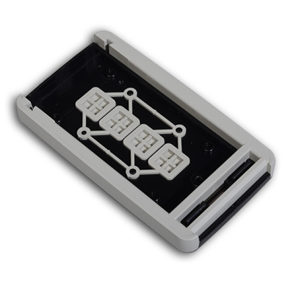 Teko - seria REMO-TEK (13120.47) - obudowa do pilota w kolorze białym z chromowanymi metalowymi bokami (71,5 x 39,3 x 11,5 mm)