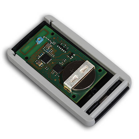 Teko - seria REMO-TEK (13124.47) - obudowa do pilota w kolorze białym z chromowanymi metalowymi bokami (71,5 x 39,3 x 11,5 mm)